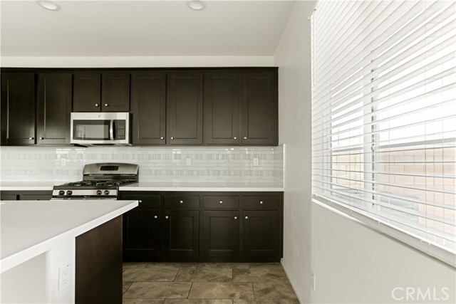 Detail Gallery Image 10 of 45 For 16995 Red Tail Ln, Fontana,  CA 92336 - 3 Beds | 2/1 Baths