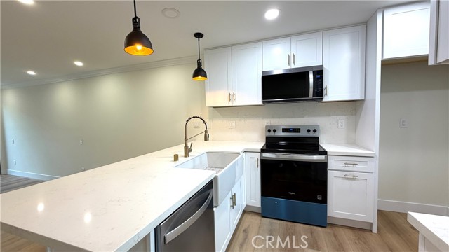 Detail Gallery Image 2 of 22 For 196 Pineview, Irvine,  CA 92620 - 2 Beds | 1/1 Baths