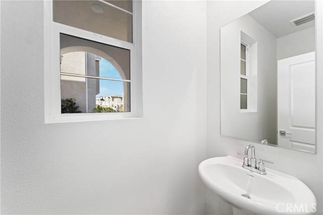 Detail Gallery Image 10 of 36 For 4033 Spring Haven Lane, Corona,  CA 92883 - 3 Beds | 2/1 Baths