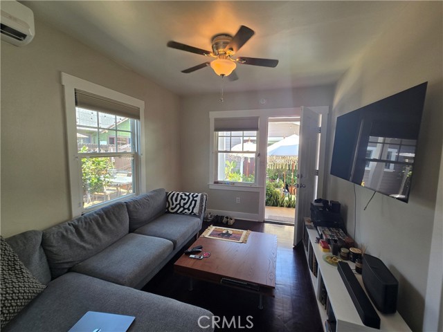 Detail Gallery Image 3 of 15 For 127 N San Marino Ave, Pasadena,  CA 91107 - 1 Beds | 1 Baths