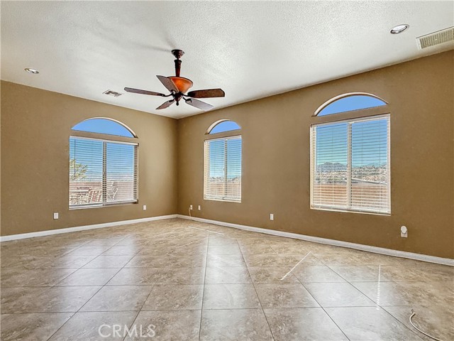 57466 Buena Suerte Road, Yucca Valley CA: https://media.crmls.org/medias/73e80380-c7c1-4fc9-8569-0866137b276b.jpg