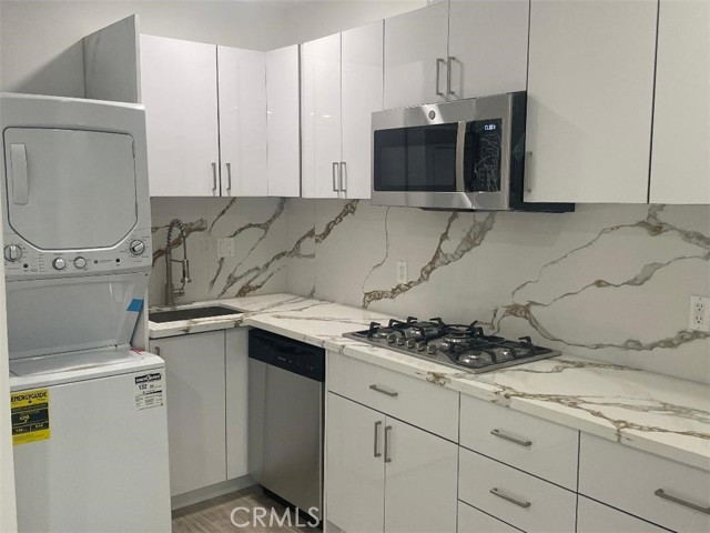 Detail Gallery Image 3 of 17 For 4914 Hesperia, Encino,  CA 91316 - 2 Beds | 2 Baths