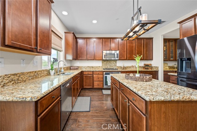 Detail Gallery Image 4 of 23 For 25589 Foxglove, Corona,  CA 92883 - 5 Beds | 3 Baths