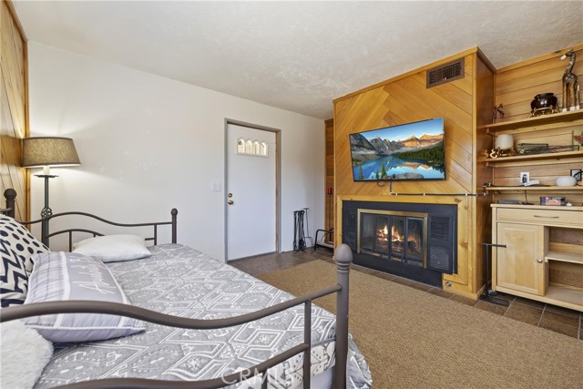 39325 Lodge Road, Fawnskin CA: https://media.crmls.org/medias/73e9c68c-50ab-4ed2-85f3-49ffc3f6fb79.jpg