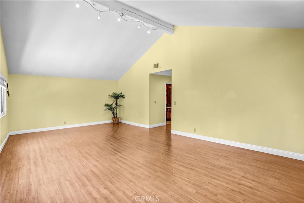 https://media.crmls.org/medias/73ec905f-d78d-4218-9956-d4b4f68026bc.jpg?preset=X-Large