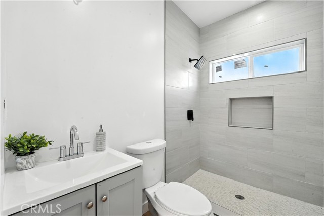 3031 3033 Vineyard Avenue, Los Angeles CA: https://media.crmls.org/medias/73ecdb74-64aa-4989-80a8-5edc5669d170.jpg