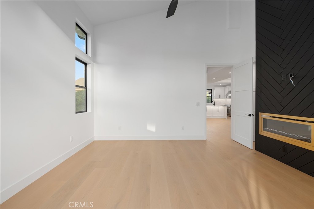 https://media.crmls.org/medias/73eea5ef-1bca-46de-a4f8-938e3295cf66.jpg?preset=X-Large