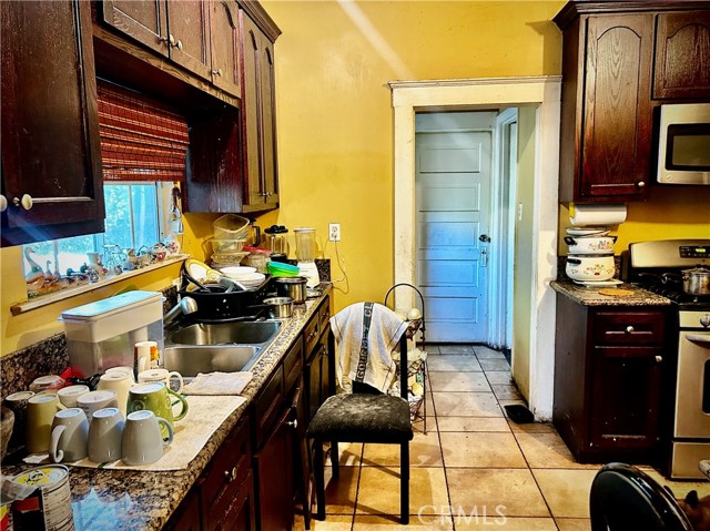 Detail Gallery Image 6 of 8 For 1605 W 35th, Los Angeles,  CA 90018 - 2 Beds | 1 Baths