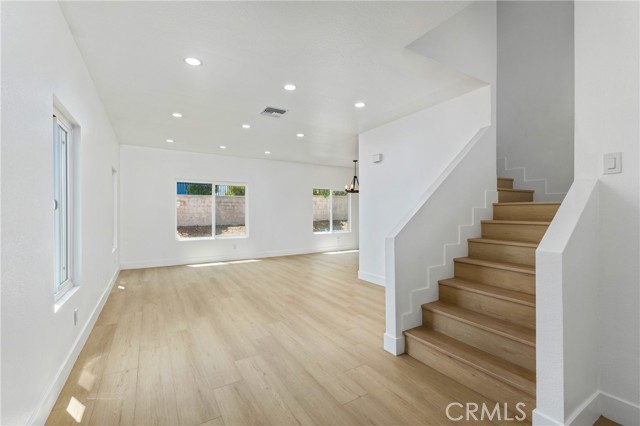 2504 N Fitzsimmons Avenue, Rialto CA: https://media.crmls.org/medias/73f0f9f3-b259-44ad-9fe1-8d5bf915d433.jpg