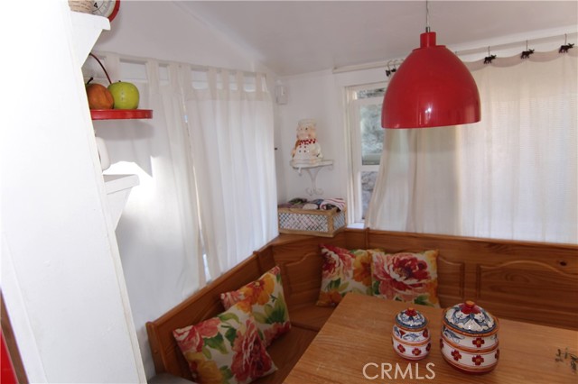 Detail Gallery Image 4 of 24 For 1109 Scenic Way, Rimforest,  CA 92378 - 2 Beds | 1 Baths