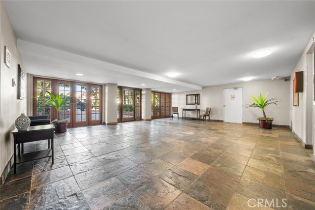 1339 North Columbus Avenue, 103 photo 2