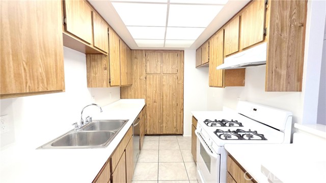 Detail Gallery Image 3 of 12 For 1049 W Francis St #F,  Ontario,  CA 91762 - 1 Beds | 1 Baths