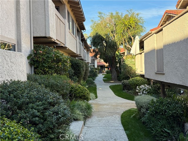 Detail Gallery Image 2 of 32 For 2352 Altisma, Carlsbad,  CA 92009 - 2 Beds | 2 Baths