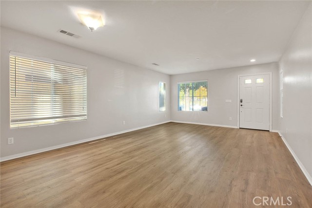 Detail Gallery Image 5 of 45 For 8043 Jamestown, Fontana,  CA 92336 - 3 Beds | 2/1 Baths