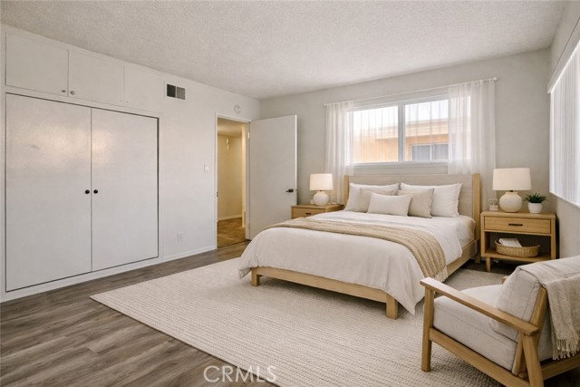 Detail Gallery Image 3 of 18 For 17092 Emerald #E,  Huntington Beach,  CA 92647 - 2 Beds | 1 Baths