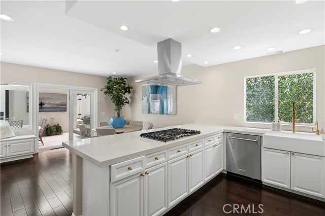 412 Poinsettia Avenue, Corona del Mar CA: https://media.crmls.org/medias/74045bdc-2a2e-4d7a-a0cf-2d18e88fa92c.jpg