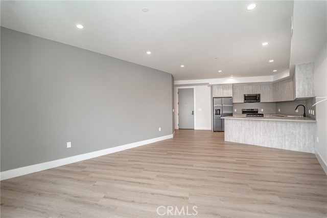2828 London Street, Los Angeles CA: https://media.crmls.org/medias/740892b5-9694-4c5c-81ac-bb03e0d4808d.jpg