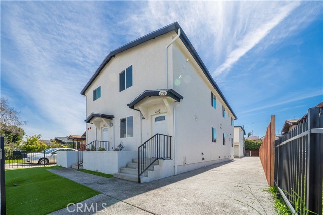 Detail Gallery Image 3 of 11 For 236 1/2 W 84th, Los Angeles,  CA 90003 - 5 Beds | 3 Baths