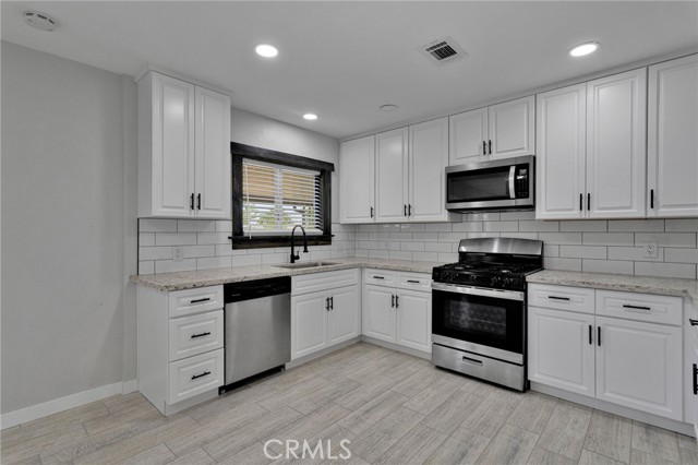 Detail Gallery Image 10 of 45 For 15596 Del Rey Dr, Victorville,  CA 92395 - 3 Beds | 2 Baths