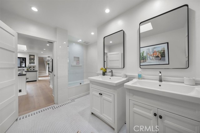 1012 10th Street, Manhattan Beach CA: https://media.crmls.org/medias/74114232-41b7-4df5-84dc-5eb43a803aca.jpg