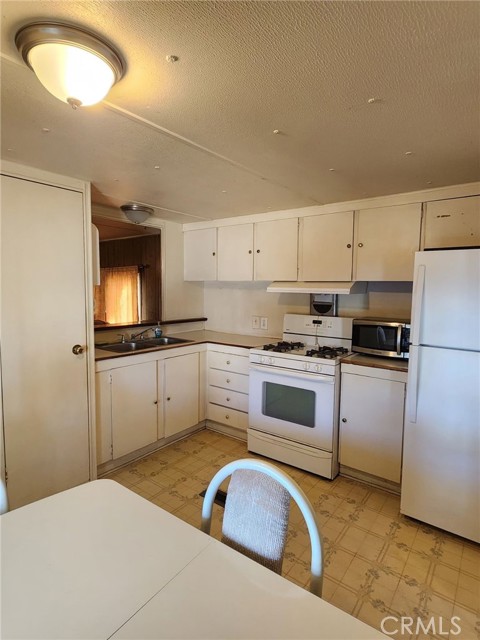 Detail Gallery Image 2 of 18 For 15940 Stoddard Wells Rd #30,  Victorville,  CA 92395 - 2 Beds | 1/1 Baths