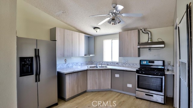 Detail Gallery Image 3 of 47 For 9351 Camp Rock Rd, Lucerne Valley,  CA 92356 - 3 Beds | 2 Baths