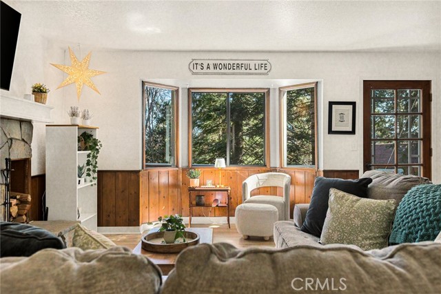 Detail Gallery Image 3 of 26 For 583 W Victoria Ct, Lake Arrowhead,  CA 92352 - 3 Beds | 2 Baths