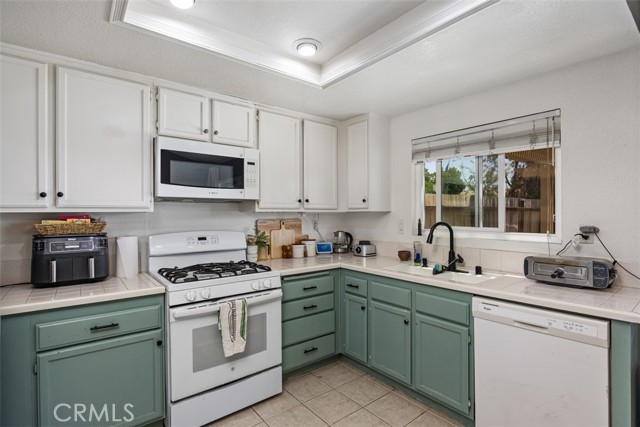 39769 Sunrose Dr, Murrieta CA: https://media.crmls.org/medias/741c7426-2757-403b-90ec-484a859668d3.jpg