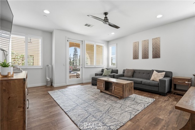 Detail Gallery Image 4 of 29 For 809 S Anaheim Bld, Anaheim,  CA 92805 - 3 Beds | 2/1 Baths