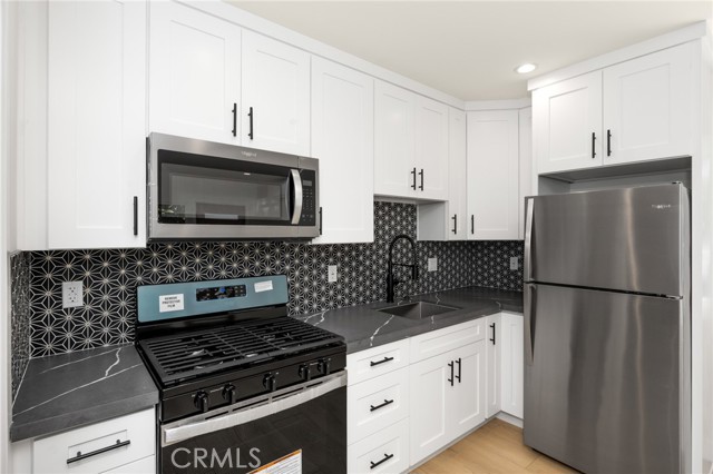 914 N Catalina Street, Burbank CA: https://media.crmls.org/medias/741e722b-50f4-480d-8012-5d46da4f9a6f.jpg