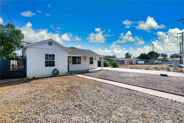 14935 Hibiscus Avenue, Fontana CA: https://media.crmls.org/medias/741fe2bd-2752-454f-a229-3b8d32875f93.jpg