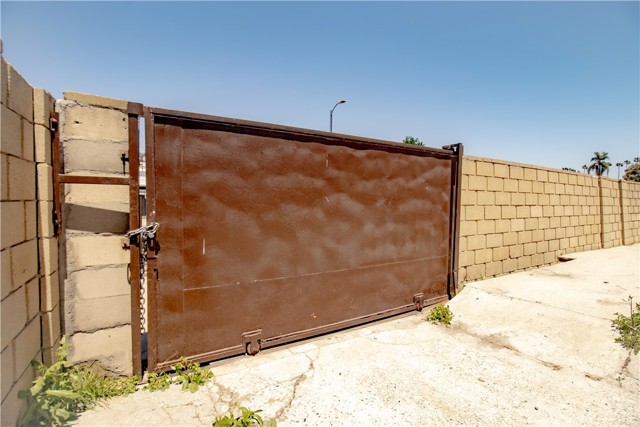 2101 Arlington Avenue, Los Angeles CA: https://media.crmls.org/medias/74223123-7cba-4657-bbfa-b1000e4e1ff9.jpg