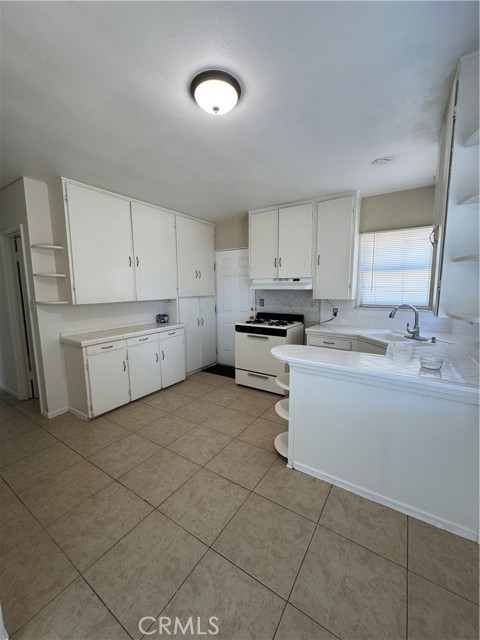 5214 Golden Avenue, Riverside CA: https://media.crmls.org/medias/742343f5-f43f-4911-a020-65a1f781194c.jpg