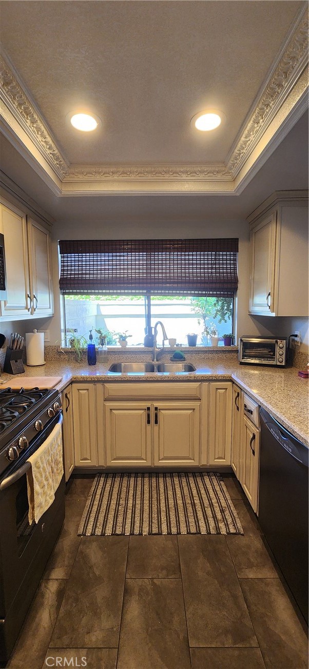 Detail Gallery Image 5 of 13 For 401 Corte Rojo, Upland,  CA 91786 - 2 Beds | 2/1 Baths