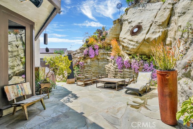 266 Canyon Acres Drive, Laguna Beach CA: https://media.crmls.org/medias/742595ff-4640-47c6-b9e7-a34f27cf01e0.jpg