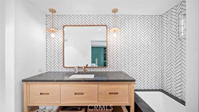 Detail Gallery Image 35 of 45 For 27 Emerald Bay, Laguna Beach,  CA 92651 - 4 Beds | 5/1 Baths