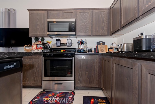 Detail Gallery Image 9 of 38 For 3013 via Bella Rosa, Rosamond,  CA 93560 - 4 Beds | 3 Baths