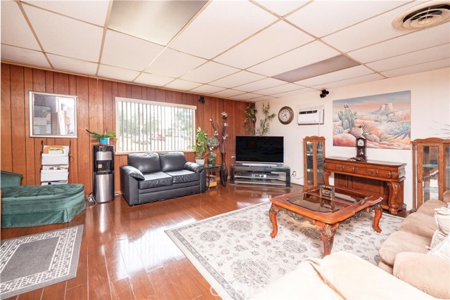 2996 Gladstone Street, Pomona CA: https://media.crmls.org/medias/7426e8f9-5165-4cb4-afe2-afdb1bd20c4d.jpg