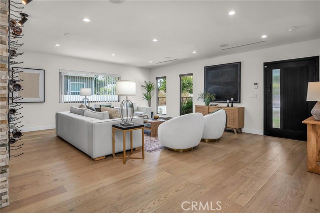 Detail Gallery Image 8 of 49 For 5110 Greenbush Ave, Sherman Oaks,  CA 91423 - 6 Beds | 6 Baths