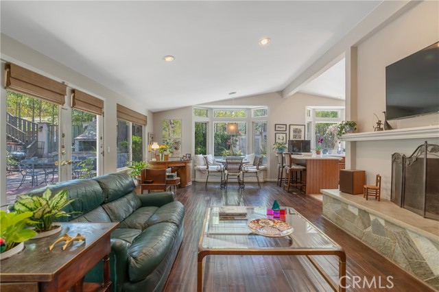 Detail Gallery Image 17 of 33 For 3818 Hayvenhurst Ave, Encino,  CA 91436 - 4 Beds | 3 Baths