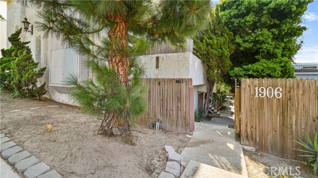 1906 Grant Avenue, Redondo Beach, California 90278, 2 Bedrooms Bedrooms, ,1 BathroomBathrooms,Residential,Sold,Grant,SB21191966