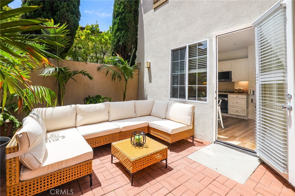 https://media.crmls.org/medias/742f64d4-78ee-49f9-a914-c2ba1a284e16.jpg?preset=X-Large