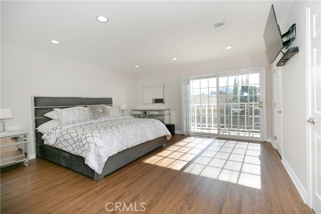 10670 Deering Avenue, Chatsworth CA: https://media.crmls.org/medias/742f9739-f452-4ac5-99e1-60972dc1473b.jpg