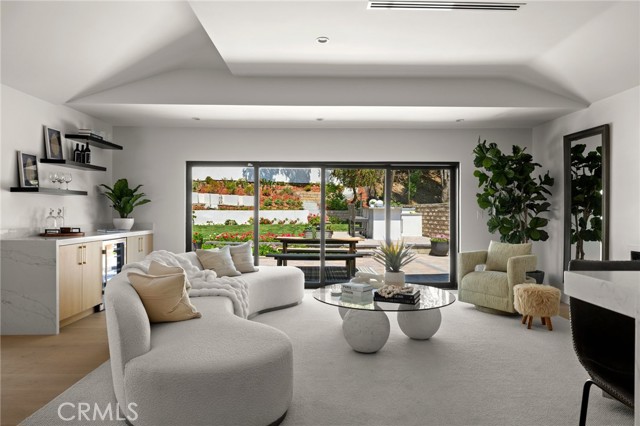 Detail Gallery Image 4 of 27 For 5100 Orrville Ave, Woodland Hills,  CA 91367 - 4 Beds | 3 Baths