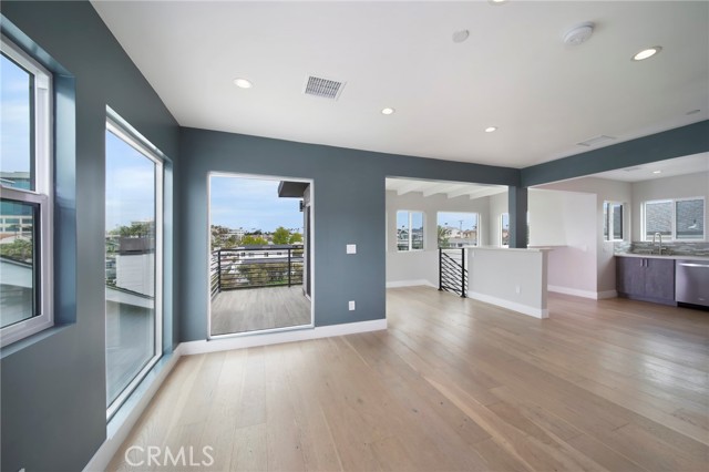 Detail Gallery Image 6 of 16 For 305 La Jolla Dr, Newport Beach,  CA 92663 - 2 Beds | 2/1 Baths