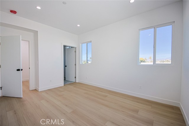 2402 S Cochran Avenue, Los Angeles CA: https://media.crmls.org/medias/7435d753-f4e4-4f03-b41f-ff1abc4910a1.jpg