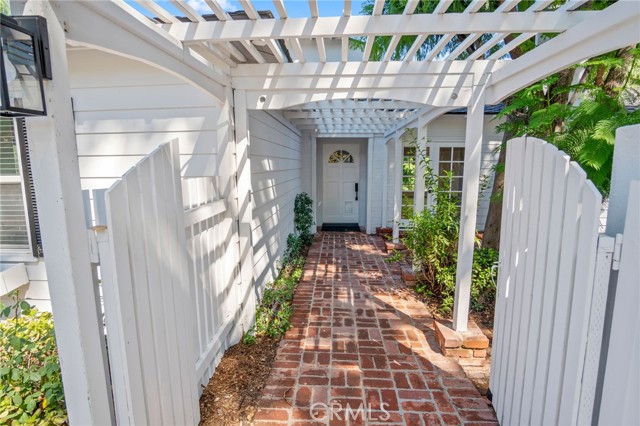 Detail Gallery Image 12 of 27 For 4800 Brewster Dr, Tarzana,  CA 91356 - 4 Beds | 4 Baths
