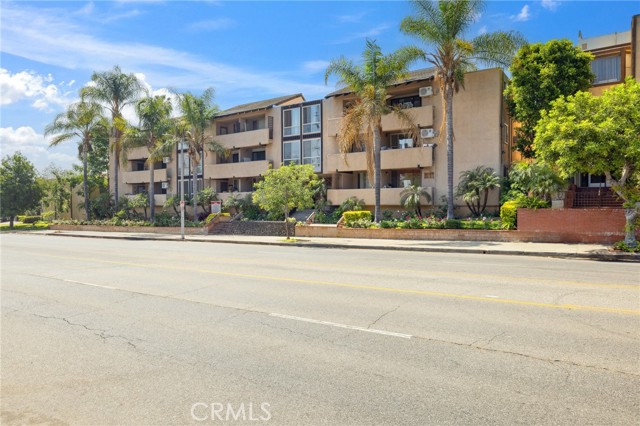 17000 Burbank Boulevard, Encino CA: https://media.crmls.org/medias/7436d04e-beda-4cbf-8c0f-7d7c6edb11cf.jpg