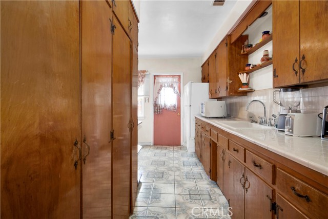 11028 Condon Avenue, Inglewood CA: https://media.crmls.org/medias/7437b432-6e7c-4872-ba20-a083c09fa1a8.jpg