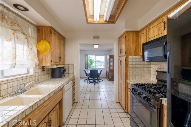 Detail Gallery Image 4 of 14 For 1839 N Taper Ave, San Pedro,  CA 90731 - 4 Beds | 2 Baths